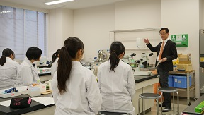 東京純心女子高校の生徒さんが生命科学部で実習体験を行いました