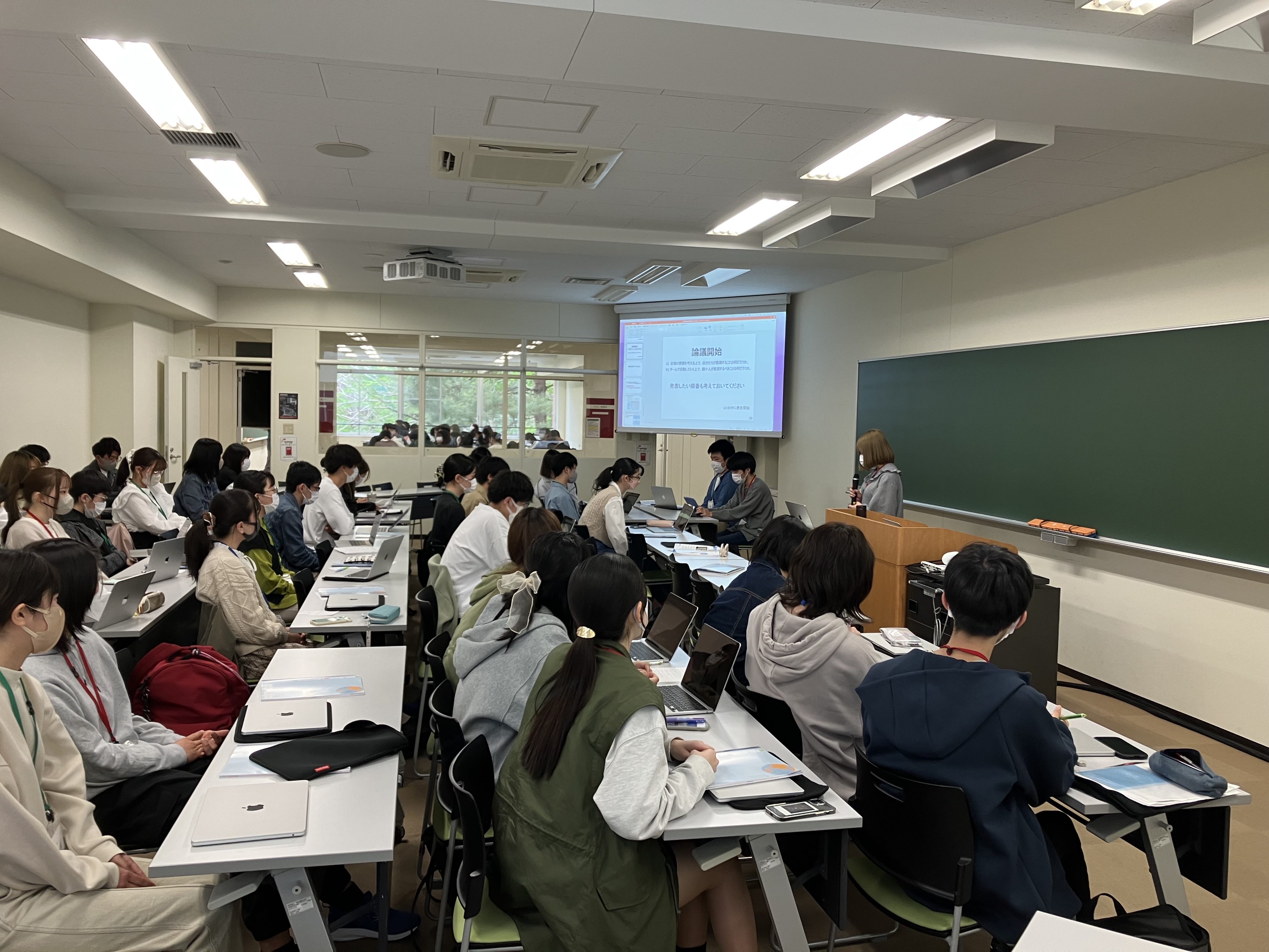 生命科学部 1 年次の必修科目「生命科学と社会 I」では PBL 授業を行なっています