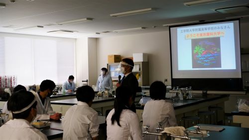 工学院大学附属中学校・高等学校の生徒さんが、本学で体験実習などを行いました｜高大接続教育