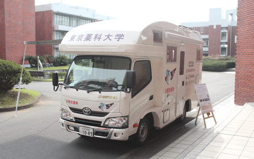 日本テレビ系「ZIP!」にて、八王子市内コロナワクチン接種会場への災害対策医薬品供給車両（モバイルファーマシー）出動の様子が放送されました。