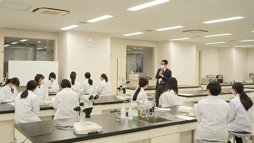 東京純心女子高等学校の生徒が本学の実習体験（大学訪問プログラム）に参加しました｜高大接続教育