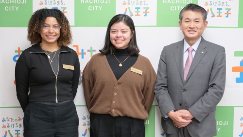 本学にて研修中のUSC薬学生が八王子市初宿市長への表敬訪問を行いました