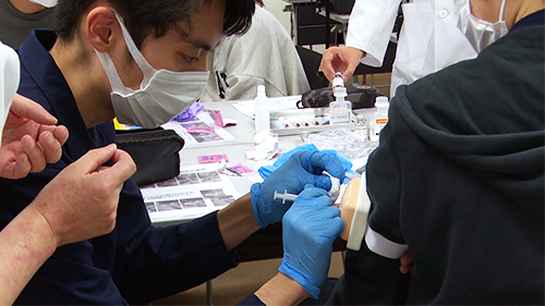 薬学部1年生を対象とした災害医療ゼミナールにてワクチン接種（筋肉内注射）の演習を実施