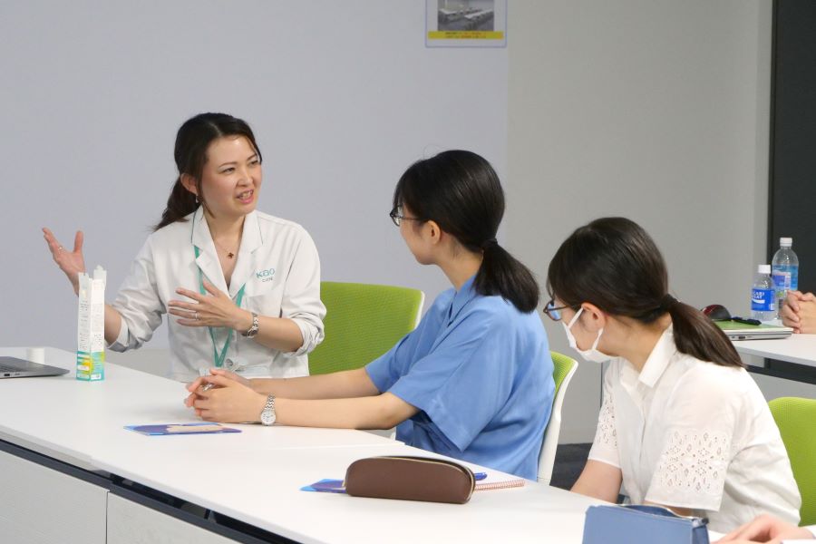 薬学部1年 コスメアーリーエクスポージャーにて花王株式会社すみだ事業場での企業見学を実施しました