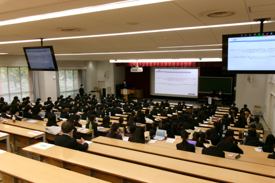 「2024年度　病院・薬局実務実習合同報告会」がハイブリッド（現地＋Web）で開催されました