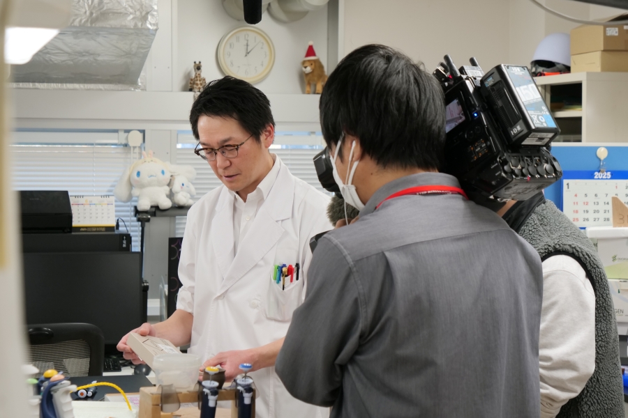 薬学部の中南秀将教授がNHK総合「クローズアップ現代」の取材を受けました