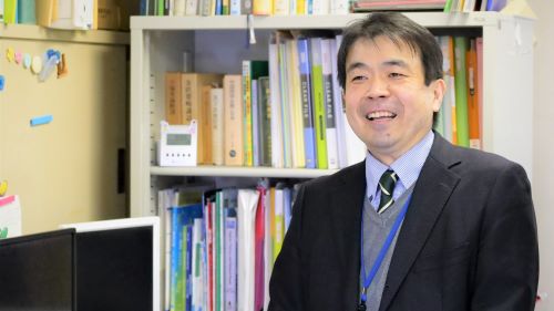 薬学部　横須賀先生が「アンチ・ドーピングについて考える」というテーマで1年生のゼミナールを実施しました。