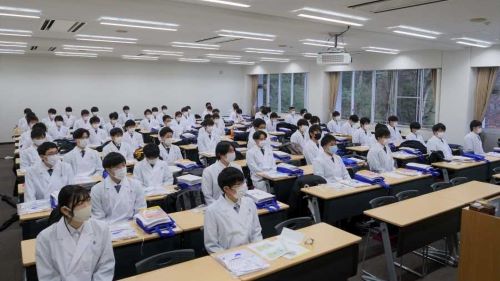 2021年度 東京薬科大学白衣授与式を執り行いました