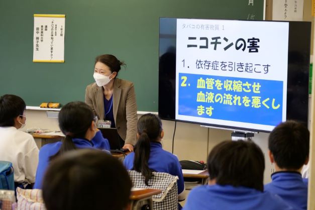 本学薬学部教員と学生が夏休み前の中学生に実践的な薬物乱用防止教室を実施しました